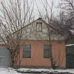 Предлагаю уютный небольшой дом с участком 4 сот,  в центре г. Луганска
