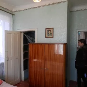 3-комнатную. Сталинка Продам в связи с выездом из Луганска квартиру